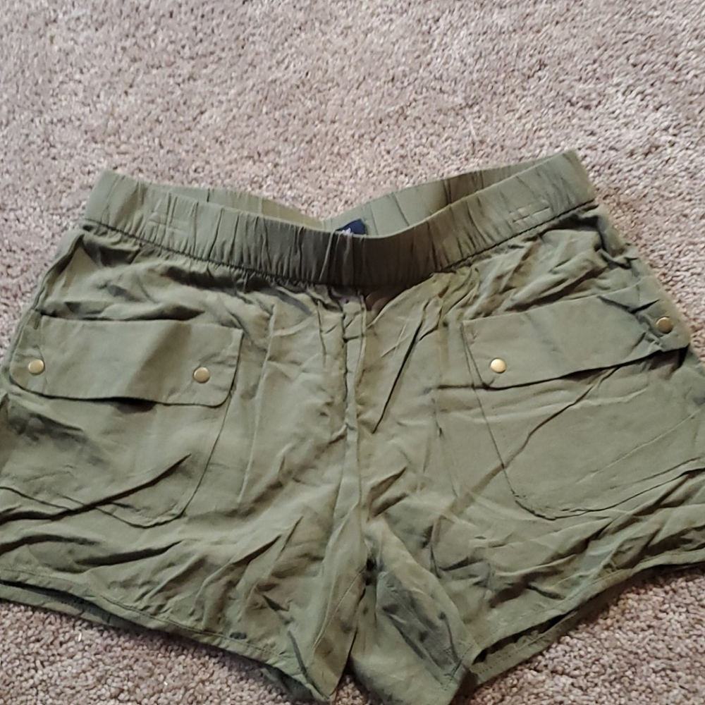Khaki green Gap stretchy shorts